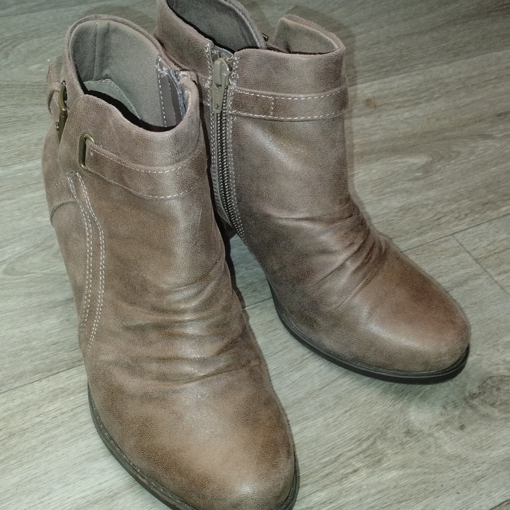 Baretraps reinella ankle high boots Size 6.5